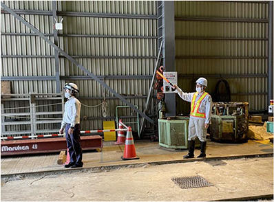 写真3 オンカジ 税金対策 現金化しないで自動判別する誘導員(右)とその他の作業員(左)の装備