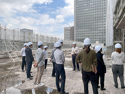 作業所での現場説明の様子（環境省新庁舎改築工事作業所）